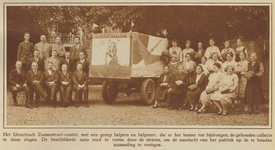 872598 Groepsportret van helpers en helpsters van het Utrechtse Zonnestraal-comité, bij de propagandawagen voor de ...
